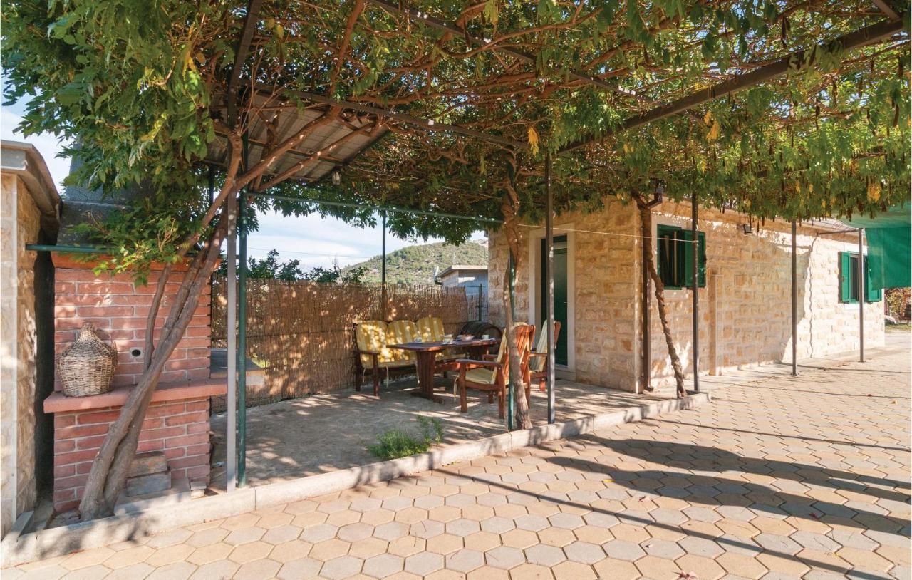 1 Bedroom Awesome Home In Postira Dış mekan fotoğraf