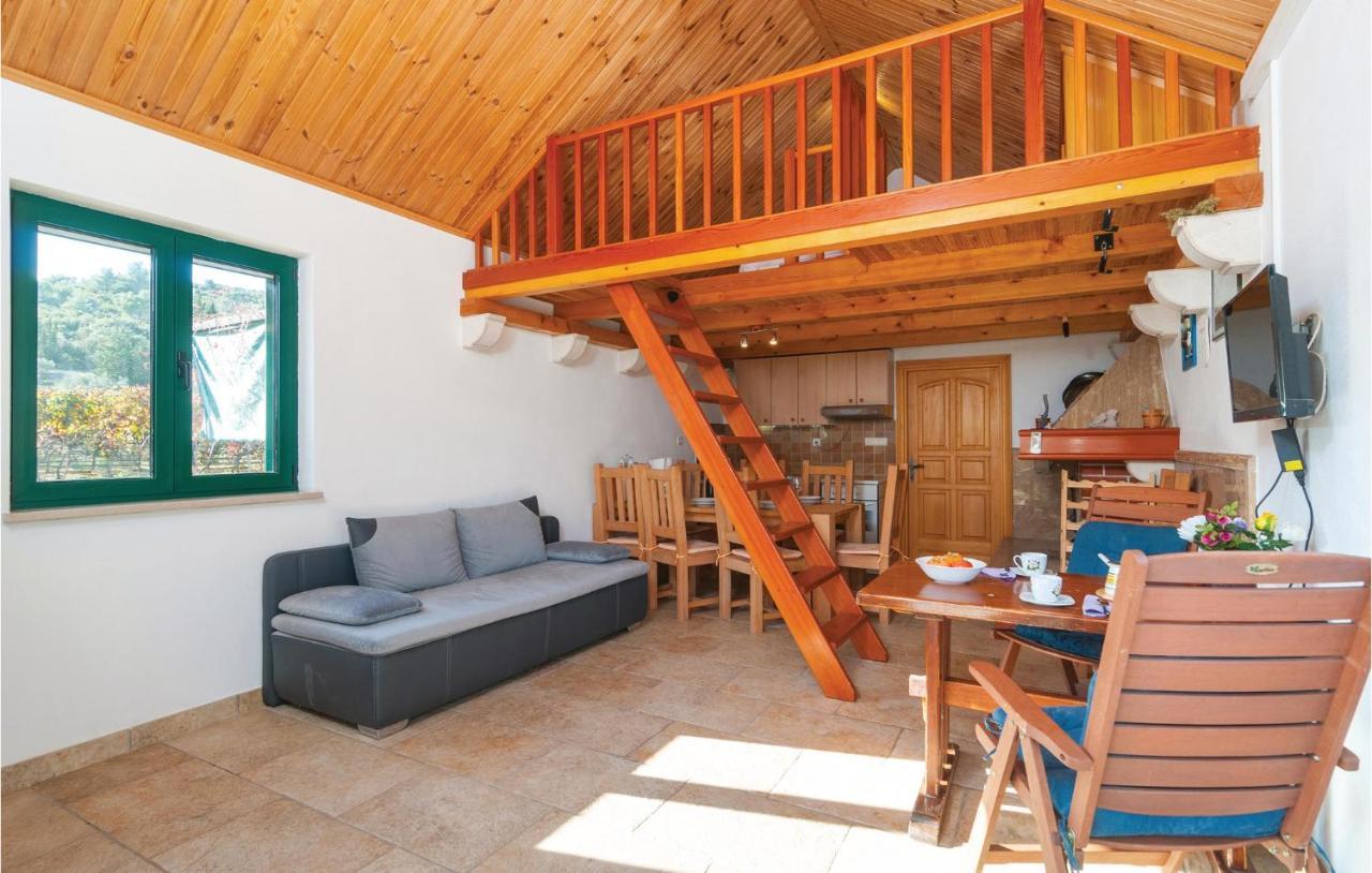 1 Bedroom Awesome Home In Postira Dış mekan fotoğraf