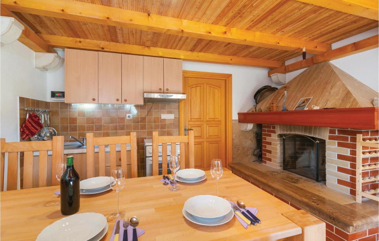 1 Bedroom Awesome Home In Postira Dış mekan fotoğraf