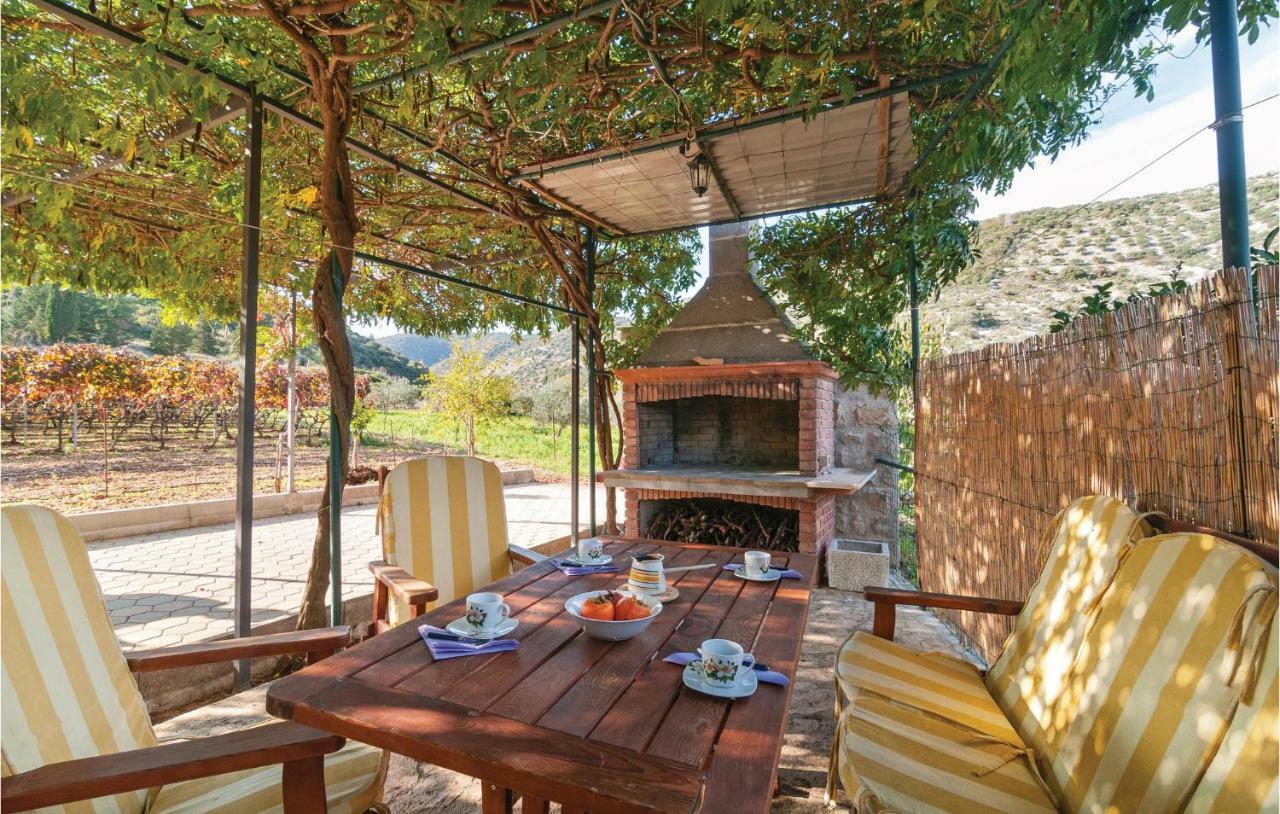 1 Bedroom Awesome Home In Postira Dış mekan fotoğraf